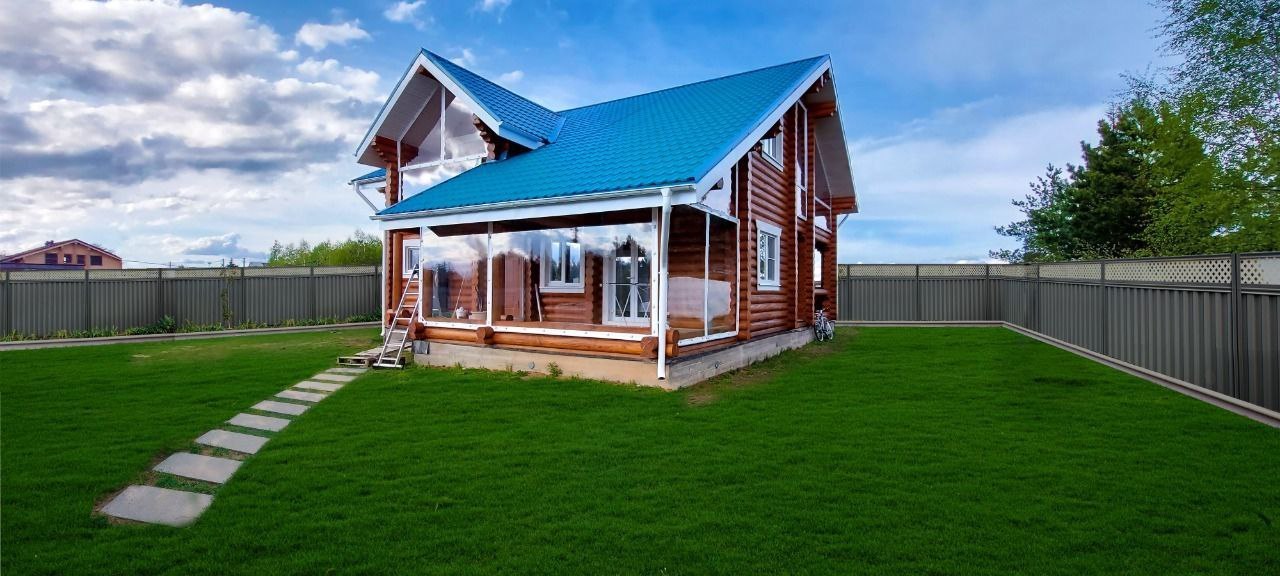Мягкие окна на веранде загородного дома в Ивоте